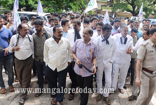 NRSS portray black flag against Sadananda Gowda and Veerappa Moily 1